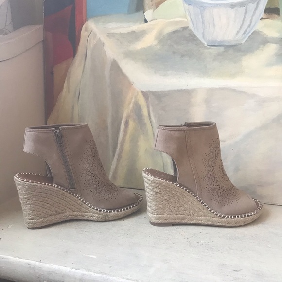 NWOT Peep Toe Ankle Wedge Booties With Open Heel - Picture 5 of 8